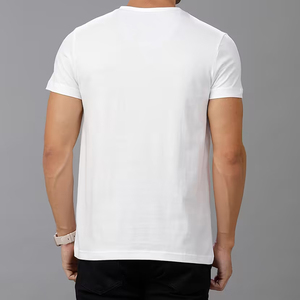 เสื้อยืดคอกลมแขนสั้นสีขาวสำหรับผู้ชาย พิมพ์ลายทาง คอโอ ทรงลำลอง ผ้าคอตตอนเจอร์ซีย์ - Product Image 2