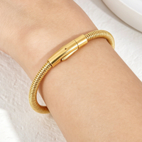 Bracelet manchette en acier inoxydable plaqué or 18 carats, motif serpent géométrique classique, avec fermoir magnétique élastique, pour femme, inaltérable