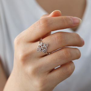 Venta caliente amuleto joyería irlandés <span class=keywords><strong>buena</strong></span> <span class=keywords><strong>suerte</strong></span> símbolo brujería bruja nudo anillo de acero inoxidable ajustable anillo de dedo <span class=keywords><strong>para</strong></span> mujeres - Product Image 5