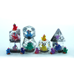 ชุดลูกเต๋าเรซิ่นนุ่มหลากสีรุ้งรูปยูนิคอร์น D20 ราคาโรงงาน รับทำโลโก้ สำหรับเกมคธูลู งานแกะสลัก - Product Image 5