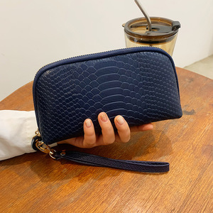 Bolso de mano de piel con estampado de cocodrilo para mercancía general, nuevo bolso para teléfono con cremallera larga 2025, venta al por mayor de piel auténtica del fabricante - Product Image 2