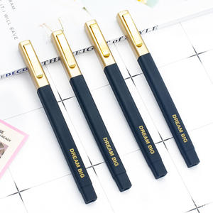 Stylo à bille carré en caoutchouc avec capuchon doré et pince de luxe de haute qualité pour hôtel avec logo personnalisé - Product Image 1