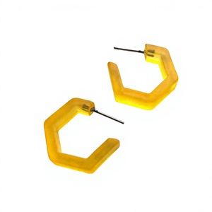 Meilleures boucles d'oreilles créoles géométriques de haute qualité, design élégant, en résine acrylique rouge, noir, blanc, bijoux tendance unisexe, pour femme, anniversaire - Product Image 5
