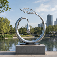 Sculpture moderne abstraite en acier inoxydable poli miroir, motif feuille et goutte d'eau, couleurs personnalisables pour aménagement paysager extérieur