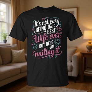 Ne pas être la meilleure épouse de tous les temps n'est pas facile, mais voici que je suis ici T-Shirt - Product Image 3