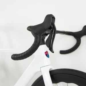 Vélo de course sur <span class=keywords><strong>route</strong></span> en fibre de carbone à module élevé R15pro Aero avec câbles entièrement intégrés et vis dissimulées pour compétition professionnelle sur <span class=keywords><strong>route</strong></span> - Product Image 5