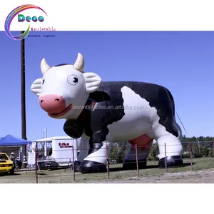 巨大インフレータブル乳牛モデル