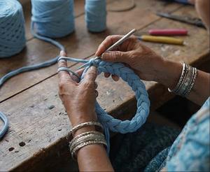 Bolso de Ganchillo con Adorno de Corazón – Bolso de Hombro Boho Azul Cielo Étnico y Elegante con Perlas y Dos Correas, Tejido con Cordón de Algodón - Product Image 2