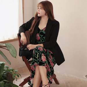 เดรสสายเดี่ยวลายดอกไม้สำหรับผู้หญิงไซส์ใหญ่ รุ่น Runqi N8744 ความยาวปานกลาง ดีไซน์ไม่สมมาตร พร้อมเสื้อคลุมสีดำสำหรับใส่ในฤดูใบไม้ร่วง - Product Image 1