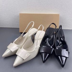 Chaussures élégantes à talons aiguilles en cuir brillant, à bride arrière, noires, pour femmes - Product Image 1