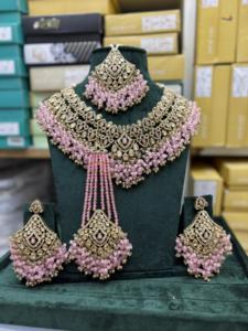 Juego de Joyería India de Cuatro Piezas para Fiesta de Bodas, Collar y Aretes de Novia con Piedras de Cristal, Pulido Antiguo - Product Image 3