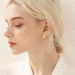 Vente en gros de boucles d'oreilles simples en argent sterling S925, style tendance, brillantes, avec initiales, 26 lettres - Product Image 5