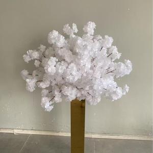 Centrotavola con Sfera di Fiori di Ciliegio Bianchi in Seta, Dimensioni Personalizzabili, per Decorazioni di Matrimoni, Eventi e Feste - Product Image 2