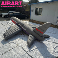 Décoration événementielle : Avion gonflable gris, accessoires suspendus incluant un modèle d'avion gonflable sur mesure pour l'intérieur