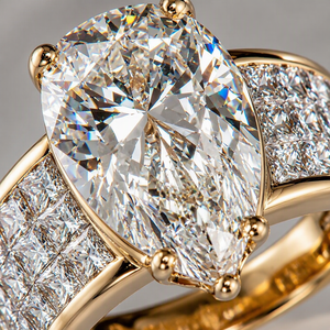 Anello da Donna con Taglio a Pera e Pietre Laterali Taglio Principessa, Gioiello Elegante e alla Moda - Product Image 4