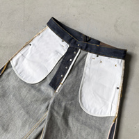 Jeans en denim brut à poche incurvée et boucle arrière, braguette boutonnée, jambe large, denim selvedge, double poche arrière, boucles croisées, jeans baggy