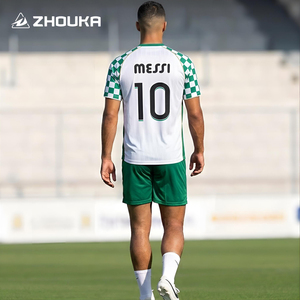 Maillot de football personnalisé OEM en jacquard pour homme, ensemble uniforme de football respirant en polyester à séchage rapide avec impression par sublimation - Product Image 3