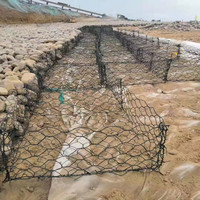 Matras gabion yang diisi batu di lokasi proyek untuk membentuk jaring kawat heksagonal ganda yang fleksibel dan permeabel.