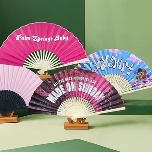 Éventail pliable souvenir en bambou peint avec un dragon chinois - Product Image 1