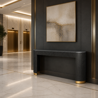 Meuble d'intérieur de luxe, table console moderne à plateau en pierre, design cannelé noir, base dorée, pour projets de hall d'hôtel