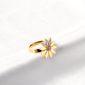 Anillo de Oro de 18k con Diseño Único en Forma de Flor, Anillo de Cristal para Mujer con Precio de Fábrica - Product Image 1