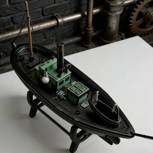 Modellino in Resina di Rimorchiatore Industriale Vintage con Supporto per Arredamento Steampunk e Collezioni Marittime - Product Image 3