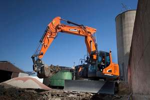 Excavadora de cadenas Develon DX235LCR con giro de cola reducido, excavadora hidráulica de 24 toneladas para construcción en espacios confinados - Product Image 3