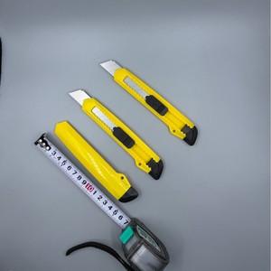 Utility Knife 18mm Stainless Steel Blade Yellow Plastic Handle For Paper Cutting Packaging Opening Wall Paper Trim - Product Image 3