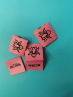 Étiquette de vêtement personnalisée rose à boucle, à coudre sur l'ourlet de la manche tissée