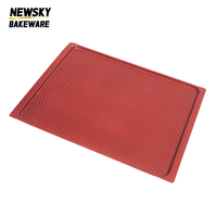 Loyang Panggang Datar Bergelombang Merah Aluminium 500X340X10mm Tebal 1.2mm Bentuk U Anti Lengket NEWSKY BAKEWARE Ramah Lingkungan