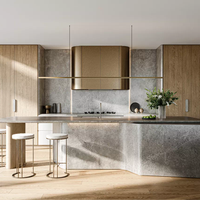 Cuisine moderne modulaire sur mesure avec îlot de cuisine en bois grainé de luxe, portes en bois massif/MDF/PVC, plan de travail en quartz