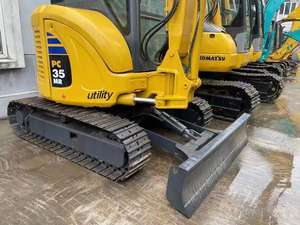 Excavadora sobre orugas de 3 toneladas Komatsu PC35MR usada de segunda mano con motor diésel y motor a la venta - Product Image 3