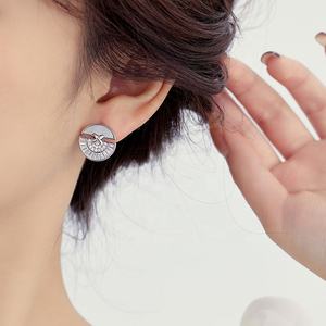 Pendientes de Botón de Plata de Ley S925 con Baño de Oro, Estilo Europeo Americano, de Alta Gama, Ligeros y Lujosos, con Diseño de Perlas y Conchas Marinas - Product Image 4