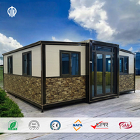 Maison conteneur extensible préfabriquée modulaire avec panneau beige aspect pierre, mur inférieur et porte vitrée pour villas de villégiature et camps