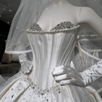 Robe de mariée de luxe moderne en satin ivoire, sans bretelles, longueur ras du sol, ornée de perles et de dentelle, avec voile en dentelle, taille personnalisée, OEM ODM disponible