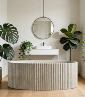 Baignoire autoportante de luxe en pierre artificielle à motif cannelé, beige mat, design ergonomique, pour une immersion moderne dans la salle de bain