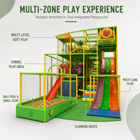 Structure de jeu intérieure commerciale sur le thème de la jungle, équipement de jeu doux pour enfants, piscine à balles, toboggan, structure d'escalade, design tropical audacieux et personnalisé