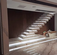 Prima Lumière LED de luxe avec capteur Escalier droit Conception personnalisée Escalier rampe en bois Main courante Escalier intérieur