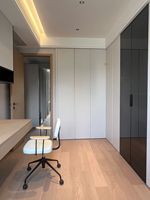 Bureau informatique modulaire personnalisé avec étagère intégrée et passe-câbles, unité gain de place pour petit bureau à domicile ou salle d'étude