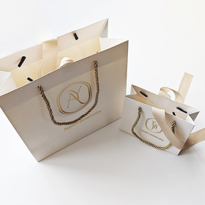 Túi giấy đựng quần áo cao cấp, chất liệu giấy cứng màu trắng, quai ruy băng sang trọng, in logo theo yêu cầu. - Product Image 3