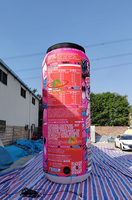De grands piliers gonflables de la publicité sont utilisés pour annoncer les piliers colorés gonflables d'affichage