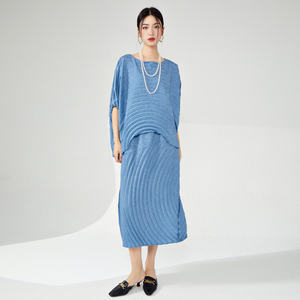 ชุดพลีทสุดหรูสำหรับผู้หญิง ลายคลื่น ผ้าเนื้อนุ่ม สวมใส่สบาย แขนทรงปีกค้างคาว ชุดสองชิ้น สไตล์เกาหลี สำหรับการค้าขายข้ามพรมแดน - Product Image 5