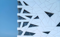 Les panneaux de mur-rideau en aluminium revêtus de PVDF sont disponibles dans une variété de couleurs et conviennent au revêtement extérieur commercial.