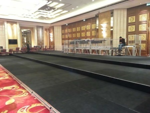 เวทีเหล็กพับได้ ปรับความสูงได้ พร้อมบันได สำหรับงานแต่งงาน การแสดง และการแสดงบนเวทีในโรงแรม - Product Image 2