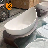 Baignoire en pierre artificielle pure couleur blanche forme ovale baignoire autoportante baignoires artificielles de luxe pour une utilisation à la maison hôtel