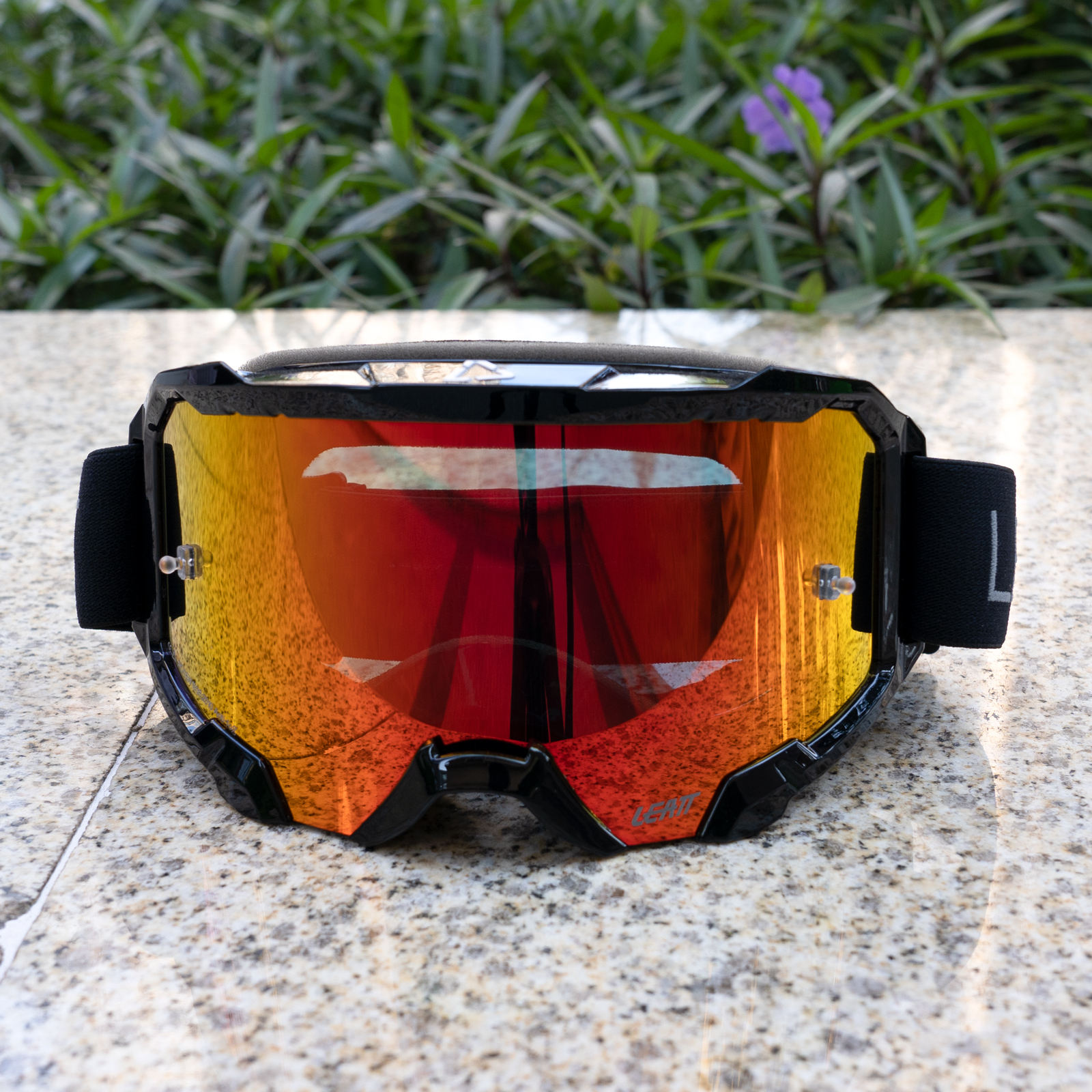 กรอบสีดำ / เลนส์กระจกสีแดง