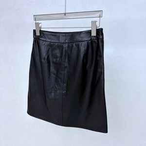 Jupe courte en cuir noire froncée avec fermeture éclair latérale, style enveloppant, coupe droite et ajustée, pour femme, idéale pour le style urbain et les loisirs. - Product Image 5
