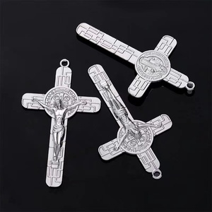 Crucifijo Católico de Aleación Metálica al por Mayor, 7.8cm*4.5cm, con San Benito, Estilo Cristiano Ortodoxo - Product Image 1