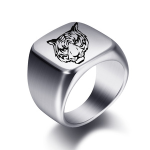 Anillo cuadrado de acero inoxidable de 18mm con diseño geométrico de cabeza de tigre grabado con láser para mujer, joyería de regalo - Product Image 4