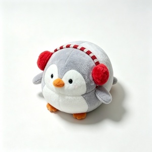 Peluche pingouin de Noël personnalisée, peluche pingouin d'hiver, pingouin en peluche avec cape rouge, jouet pingouin gris avec cache-oreilles - Product Image 2